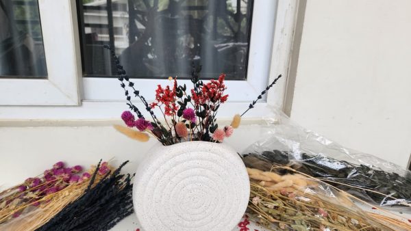 Minimal dried arrangement with Spiral vase – Pampasious